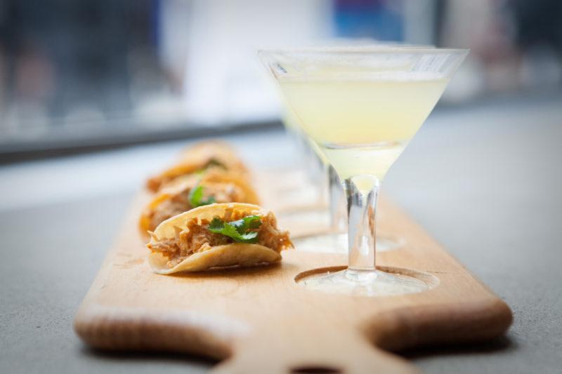 Патрон текилы с тако. Текила Патрон с тако и другими мексиканскими деликатесами