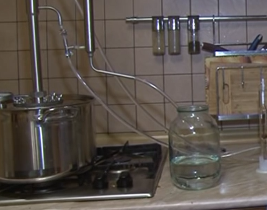 Перегонка медового самогона на обычном самогонном аппарате.