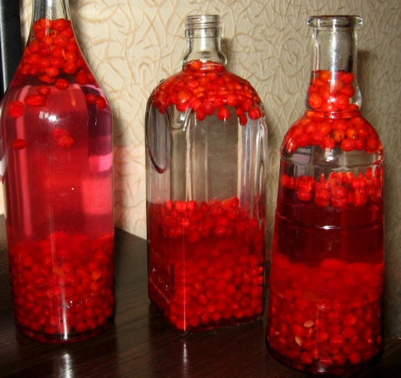 Три бутылки с настойкой калины на водке