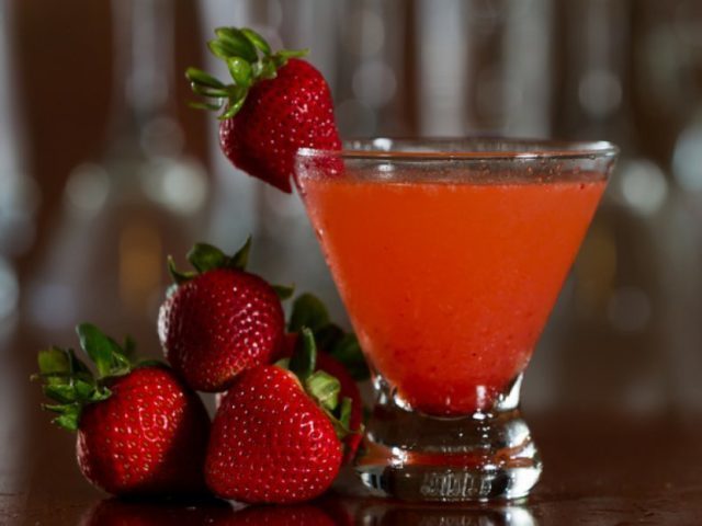 Настойка из клубники на спирту в стакане