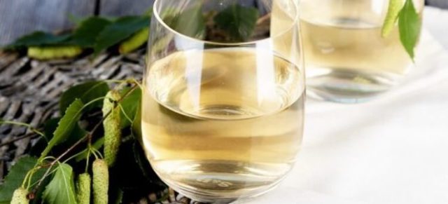 березовый сок в стакане