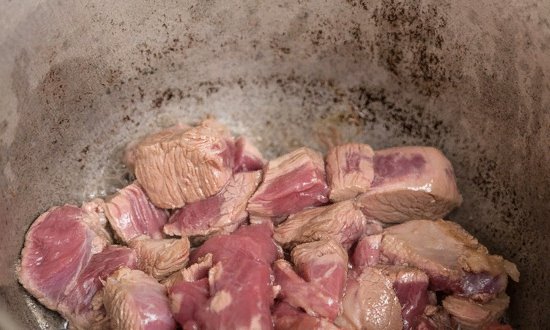 жарить мясо в казане