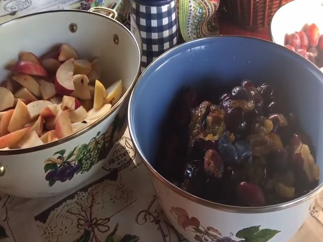 нарезанные яблоки и сливы без косточек