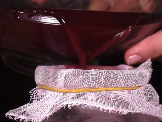 процеживаем сусло в банку