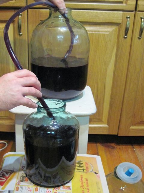 налейте вино через трубку