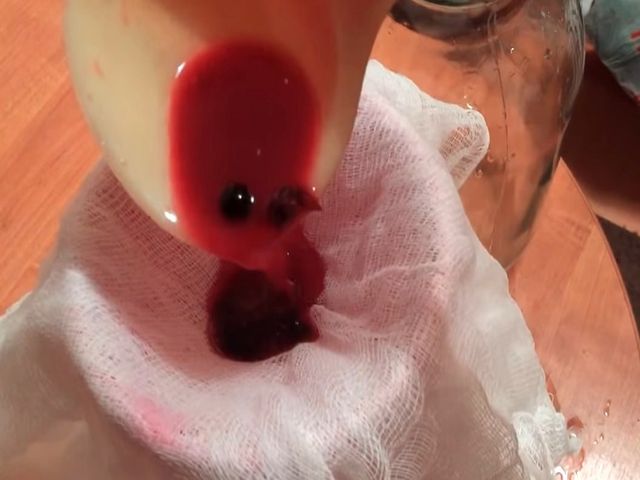 вылейте вино через марлю