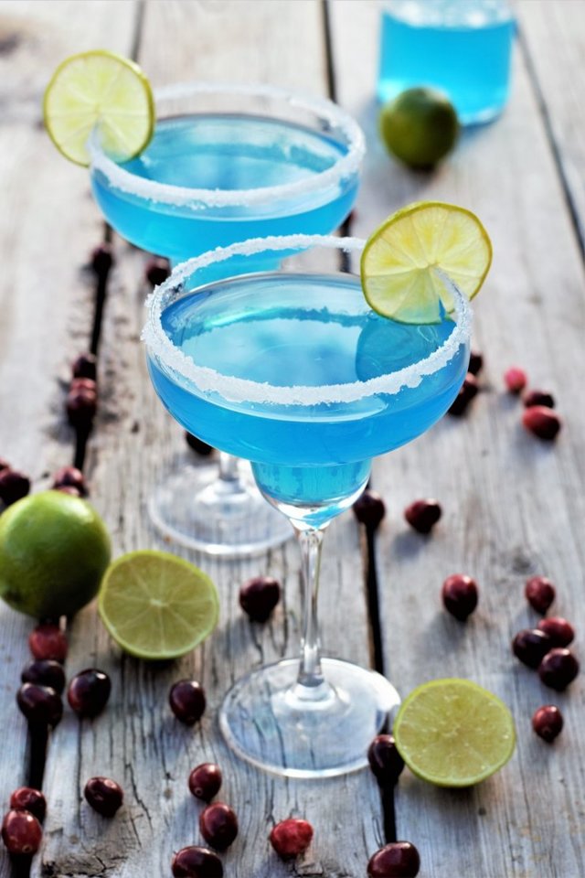 Коктейль Голубая лагуна: состав и рецепты