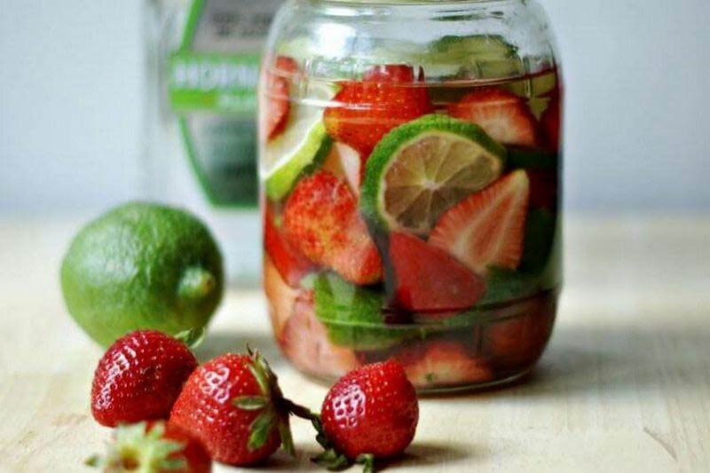 Перелить клубнику в лимон