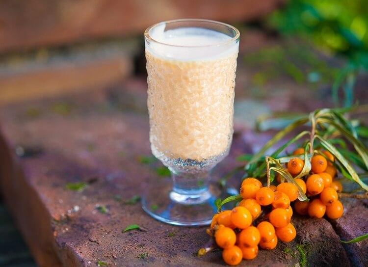 Прекрасная настойка облепихи на коньяке со сливками и сгущенкой.