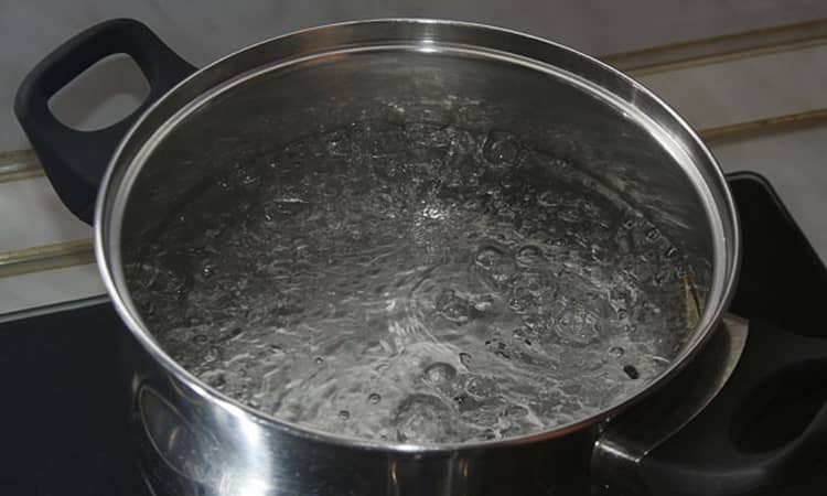 Воду вскипятить и остудить до 25-30 гр