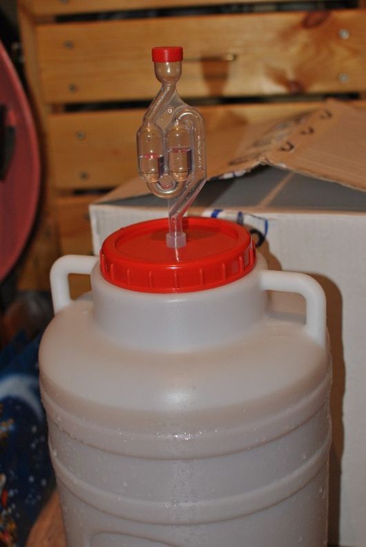 Нидрозатвор на ёмкости с брагой