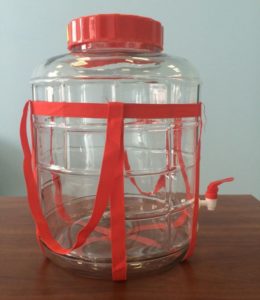 Стеклянная банка с краном и гидрозатвором — современное решение для бродильной ёмкости