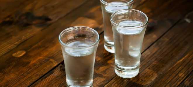 Нужно ли очищать самогон после второй перегонки и как это правильно делать