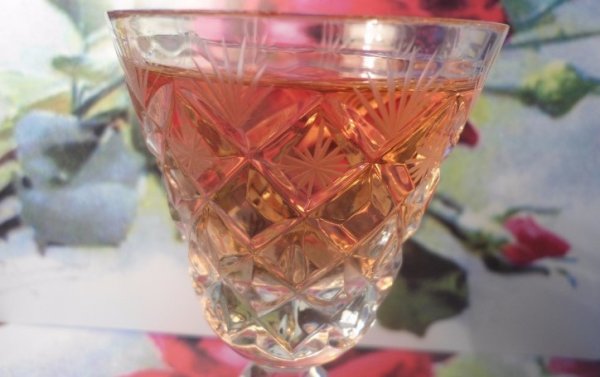 Жидкость красно-желтого цвета