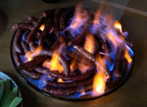 Приготовление охотничьих колбасок на огне