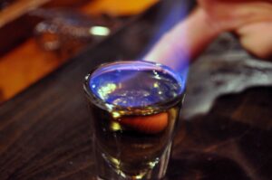 Горение рюмки с алкоголем