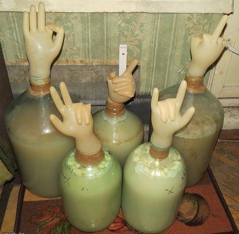 Горькая фруктовая брага продалжает выделять газ