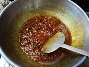 Плавление сахара в кастрюле.