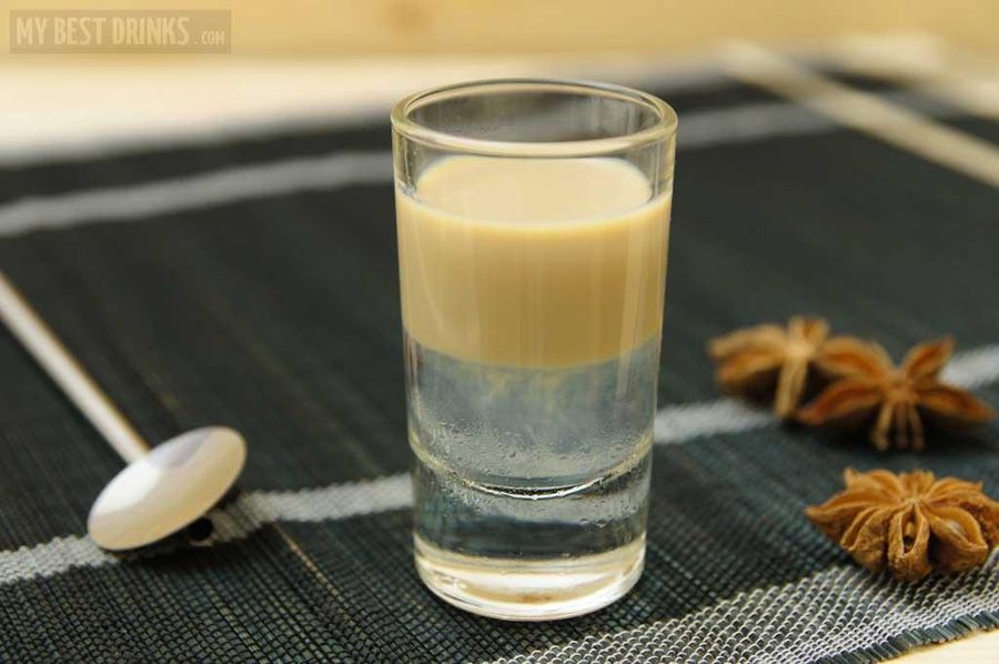 Шот самбуки с молоком