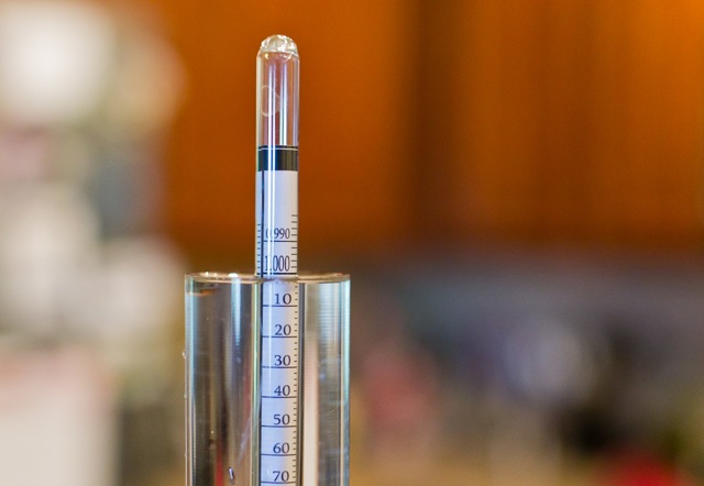 Как правильно вносить сахар в брагу из фруктов