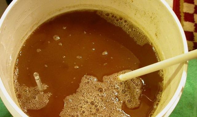 Несладкая брага продолжает булькать (выделять газ): что делать